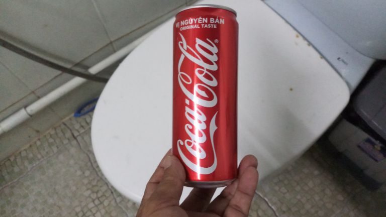 Dùng coca cola để thông tắc bồn cầu nghẹt