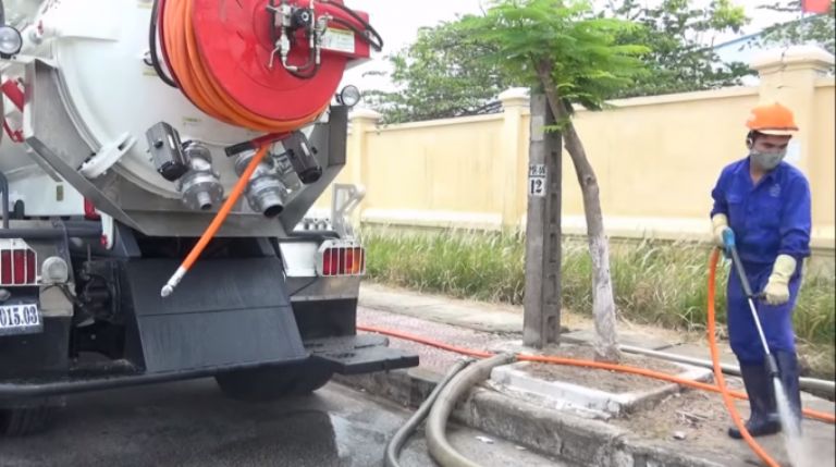 Đơn vị hút hầm cầu quận 10 cam kết chất lượng dịch vụ với khách hàng 
