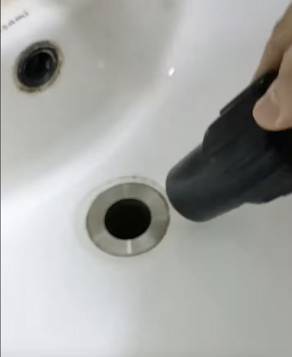 Dùng máy hút bụi để thông tắc cống